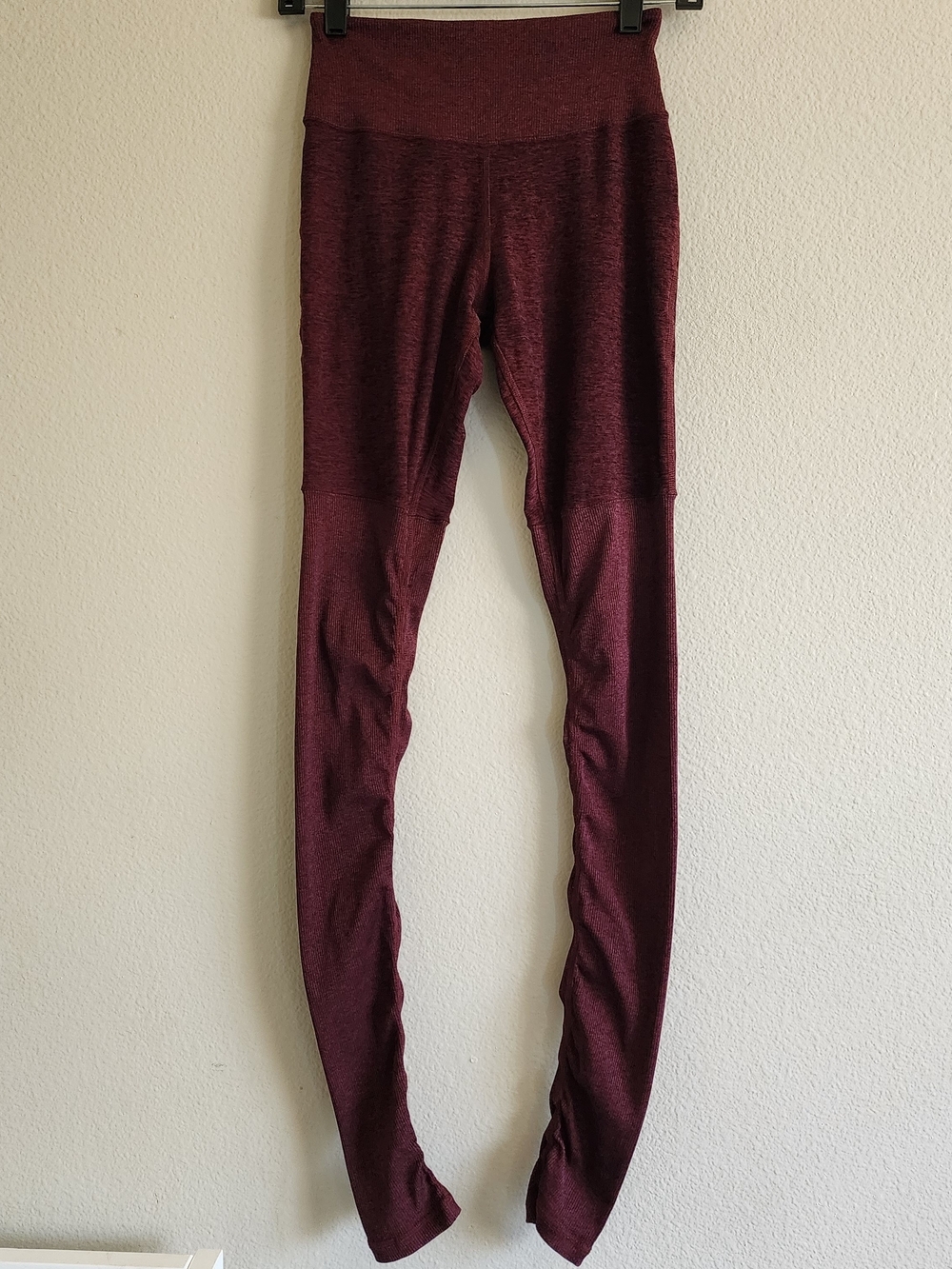 ALO YOGA High Waisted Goddess Ribbed Cuff Leggings Burgundy Space Dye